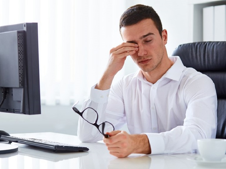 Espacio de trabajo con buena iluminación y pantalla bien posicionada